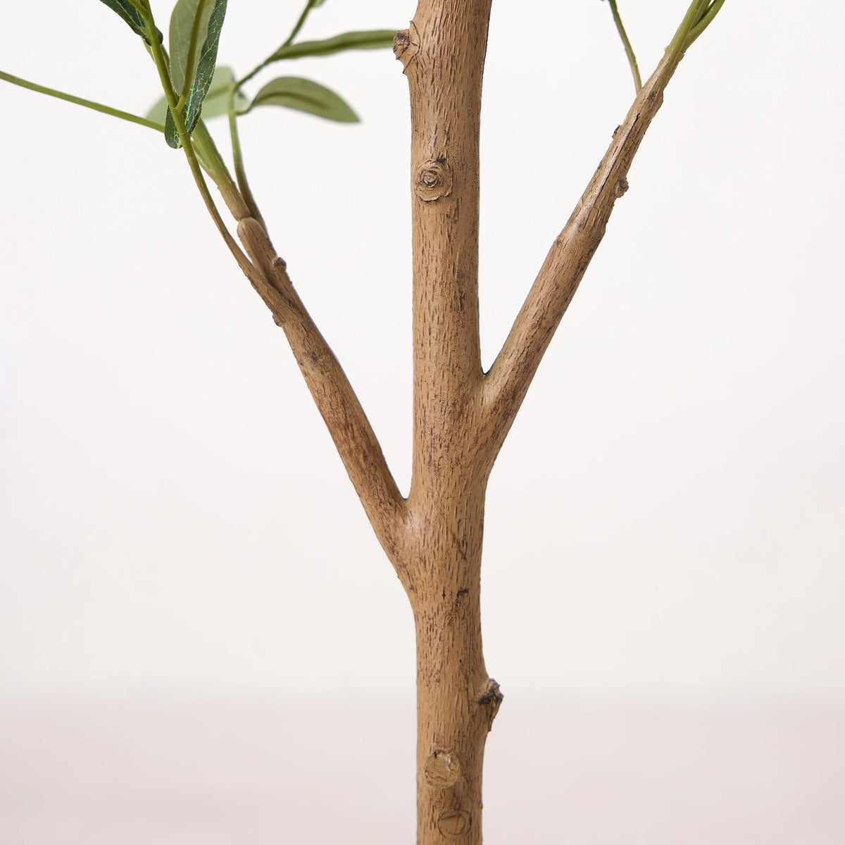 Artificial Olive Tree, Faux Potted Olive Tree with White Planter And Moss, 5FT/6FT Tall Fake Silk Plant with Realistic Leaves And Fruits for Living Room, Bedroom, Office, Entryway, Modern Home Decor